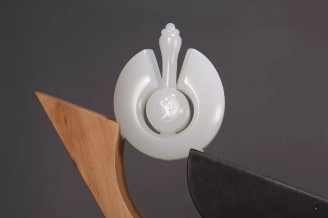 男士戴什么玉坠会旺财，男孩戴玉坠应该带什么