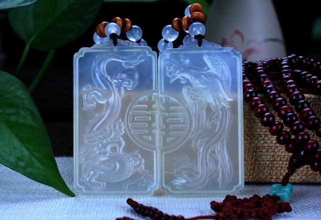 属龙戴什么玉吊坠好，生肖龙戴什么玉比较好