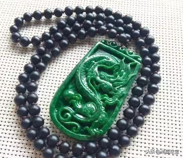 属蛇的适合带鹿的饰品吗，属蛇带什么招财转运