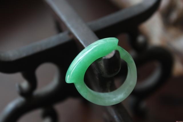 什么属相不适合戴玉镯子，脖子上戴玉的7大禁忌