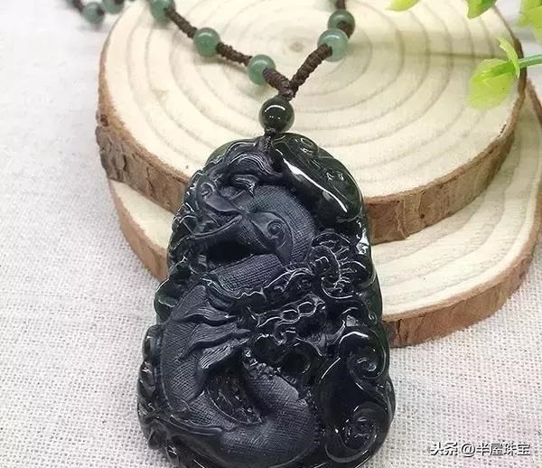 属蛇的适合带鹿的饰品吗，属蛇带什么招财转运