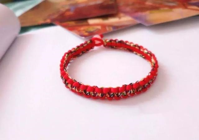 属蛇的女人戴什么手链，属蛇的戴什么提升运气