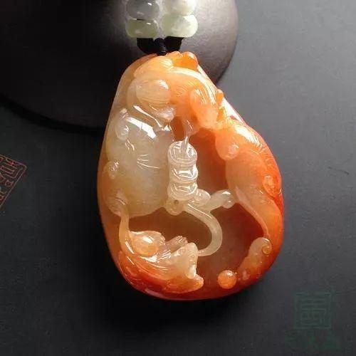 属鸡的人适合戴翡翠吗，81年属鸡女戴玉好还是戴金好