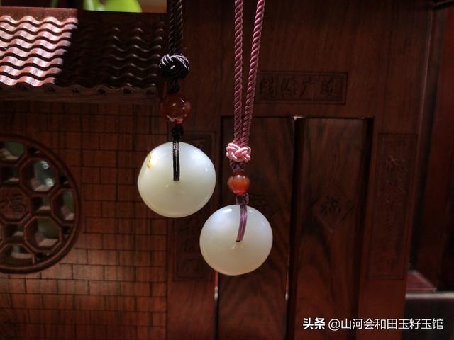 属蛇男孩佩戴什么属相好，1977年男佩戴