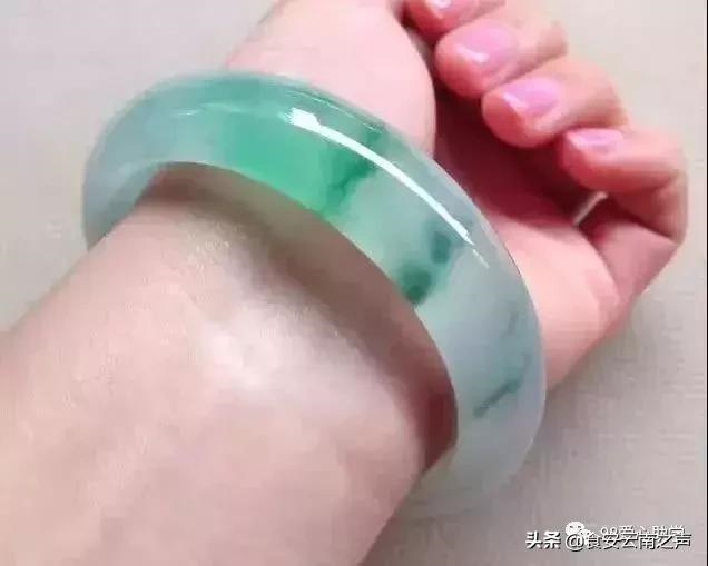 属狗的女人戴银手镯好不好，属狗的带金刚杵手镯好吗