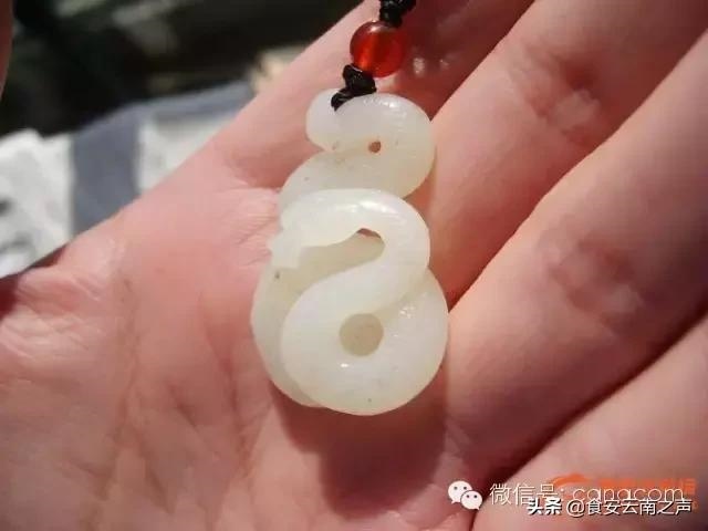 属狗的女人戴银手镯好不好，属狗的带金刚杵手镯好吗