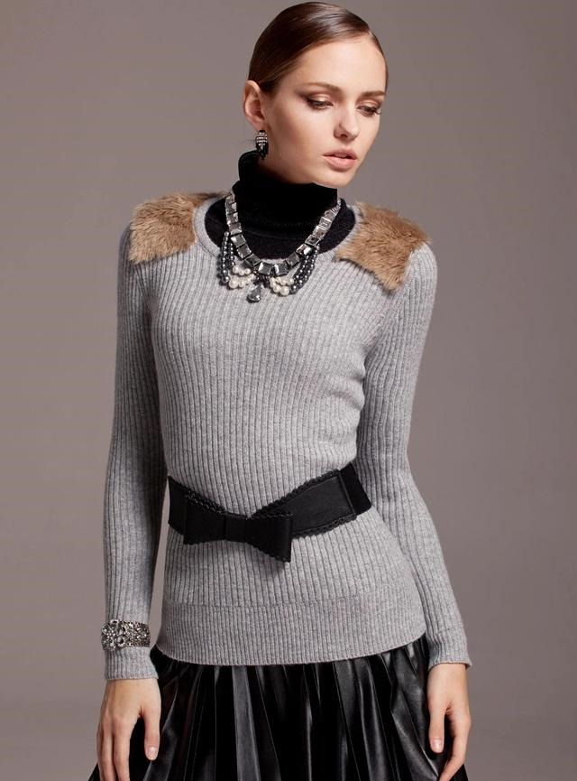 977年属蛇适合什么颜色衣服，属蛇人穿什么颜色的衣服好"