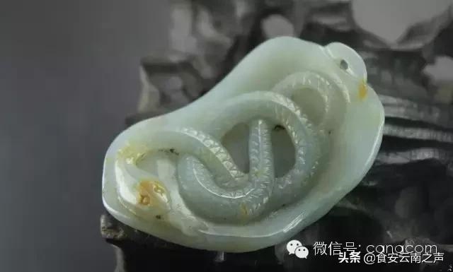 属狗的女人戴银手镯好不好，属狗的带金刚杵手镯好吗