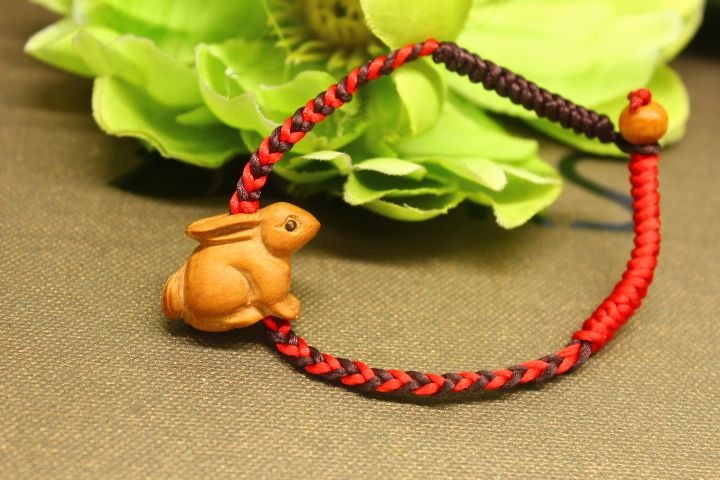 属兔的能带兔子饰品吗，属兔的人带狗的饰品好不好