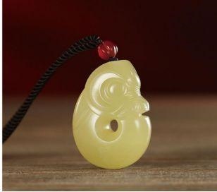 属蛇的戴蛇的玉坠好吗，男士戴什么玉坠比较好