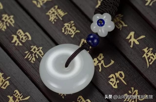 属蛇男孩佩戴什么属相好，1977年男佩戴