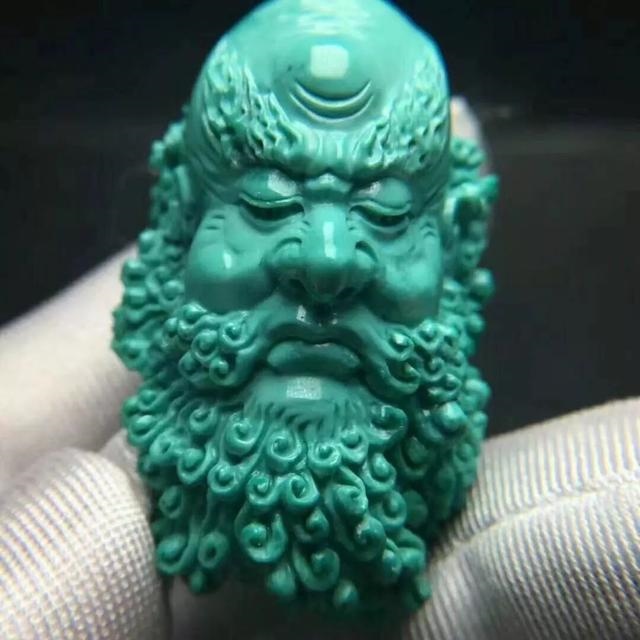 属蛇的戴玉好还是金，属蛇人永远最旺的颜色