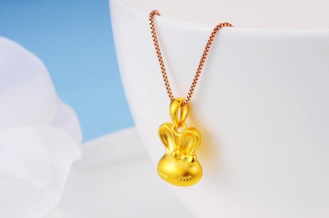 属虎的人适合戴黄金吗，属虎女人戴什么首饰好