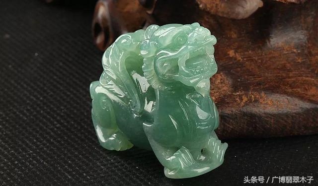 属兔的适合戴什么翡翠，属兔的戴什么玉石