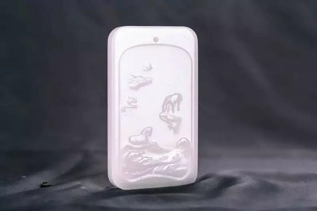 属蛇的戴玉好还是金，属蛇人永远最旺的颜色