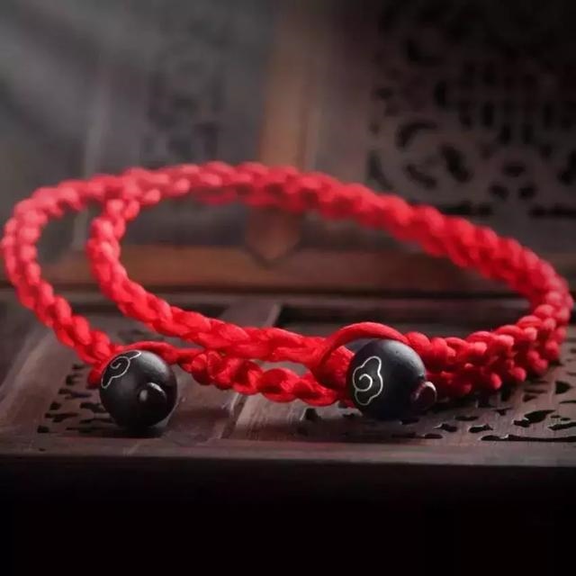 属蛇的女人戴什么手链，属蛇的戴什么提升运气