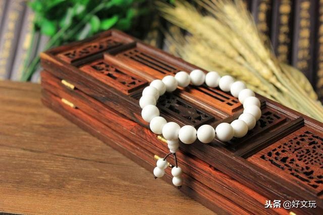 属蛇人适合戴什么吊坠，属蛇人佩戴什么旺自己