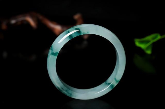 属虎戴玉有什么讲究，属虎人一生佩戴什么好