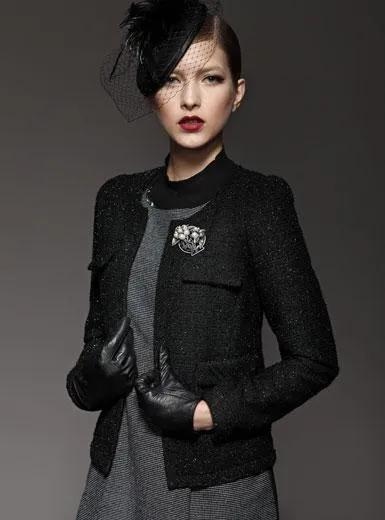 977年属蛇适合什么颜色衣服，属蛇人穿什么颜色的衣服好"