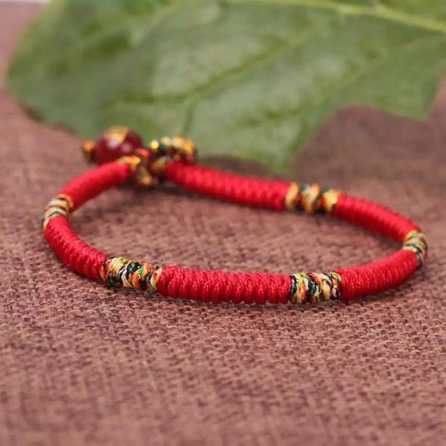 属蛇的女人戴什么手链，属蛇的戴什么提升运气