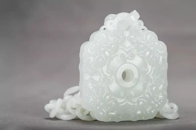 属蛇的戴玉好还是金，属蛇人永远最旺的颜色