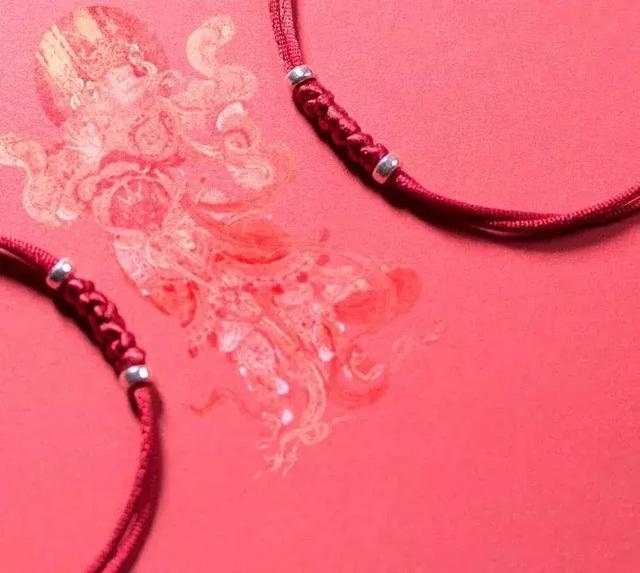 属蛇的女人戴什么手链，属蛇的戴什么提升运气