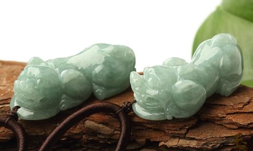 属兔的适合戴什么生肖，属兔2022 佩戴什么吊坠