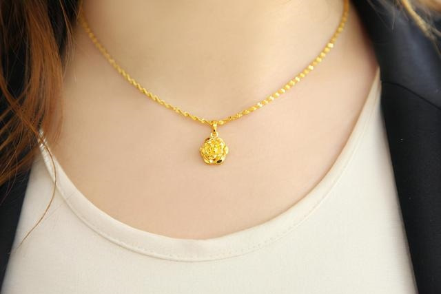 属虎的人适合戴黄金吗，属虎女人戴什么首饰好