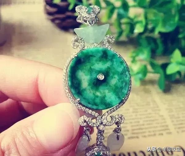 属蛇的适合带鹿的饰品吗，属蛇带什么招财转运