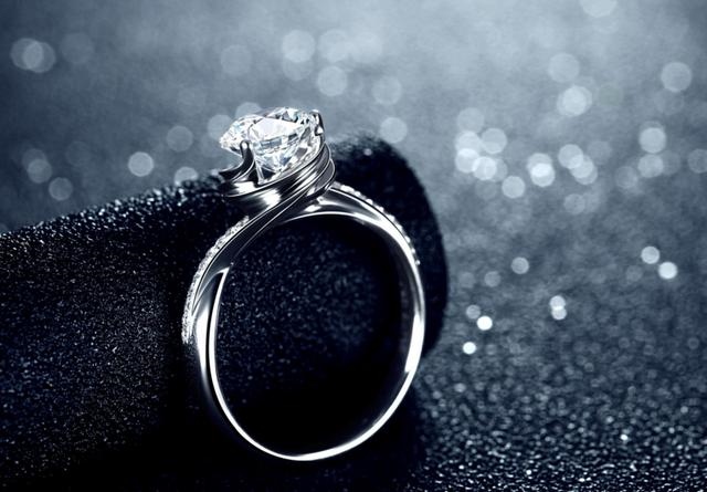 001年属蛇姻缘在哪年，白蜡金命生于几月好"