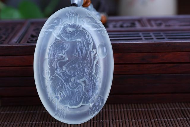 属虎戴什么玉佩最合适，属虎适合戴什么首饰