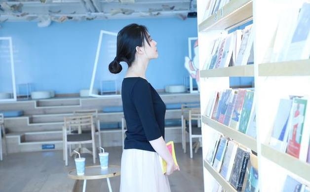 为什么77年蛇女命不好，蛇女在2022 下半年贵人