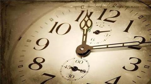 属鸡的卧室床头挂什么画合适，卧室床头能挂牡丹画