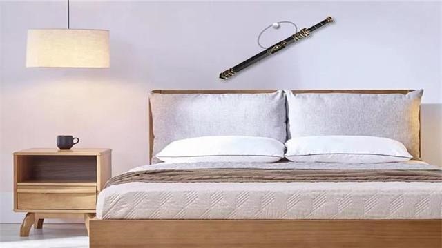 属鸡的卧室床头挂什么画合适，卧室床头能挂牡丹画