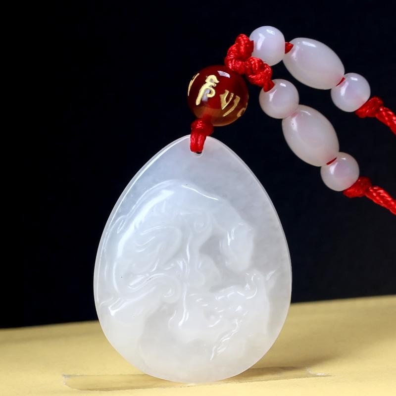 属虎女带什么吊坠好，属虎人一生佩戴什么好