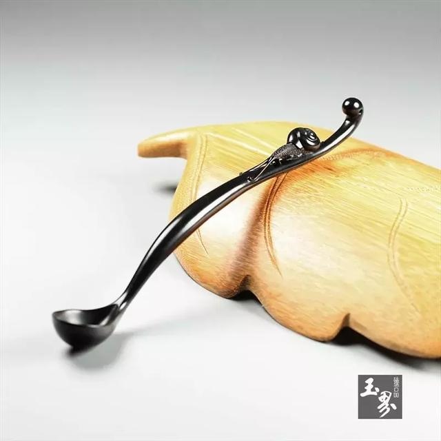 8年马戴什么首饰，78年属马适合戴金还是玉"