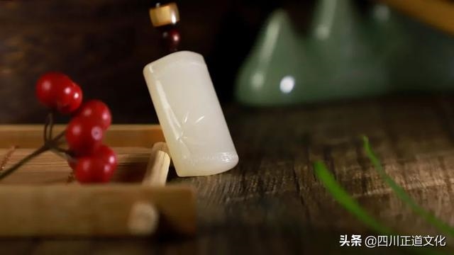 4年的男狗佩戴什么好，属狗的人带什么吊坠好"