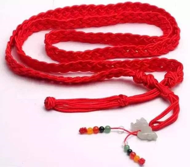 属狗为什么不能穿红色,本命年为什么要穿红色