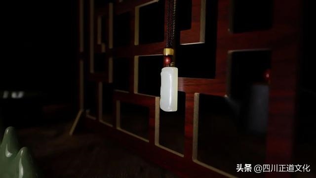 4年的男狗佩戴什么好，属狗的人带什么吊坠好"