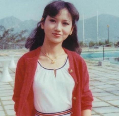 8年女有几段婚姻，手相图解女右手婚姻线"