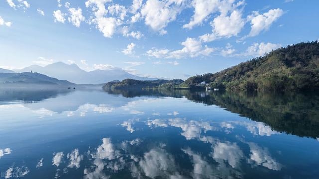 属蛇的人房间门口挂什么画好，大门正对走廊尽头挂画