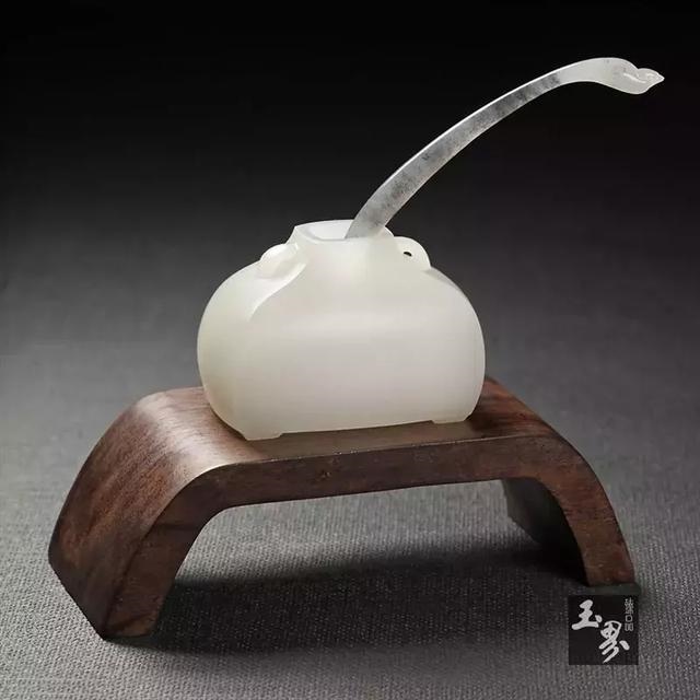 8年马戴什么首饰，78年属马适合戴金还是玉"