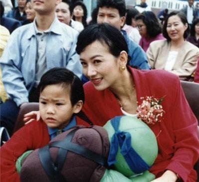 8年女有几段婚姻，手相图解女右手婚姻线"