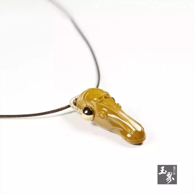 8年马戴什么首饰，78年属马适合戴金还是玉"