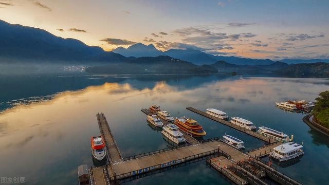 属蛇的人房间门口挂什么画好，大门正对走廊尽头挂画