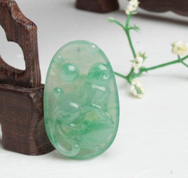 属鸡的佩戴什么吊坠好，属鸡佩戴什么更好