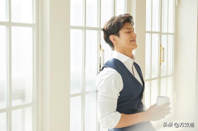 蛇男喜欢女人的长相，属蛇男喜欢女人粘他吗