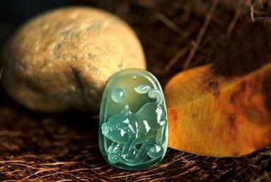 属鸡的佩戴什么吊坠好，属鸡佩戴什么更好