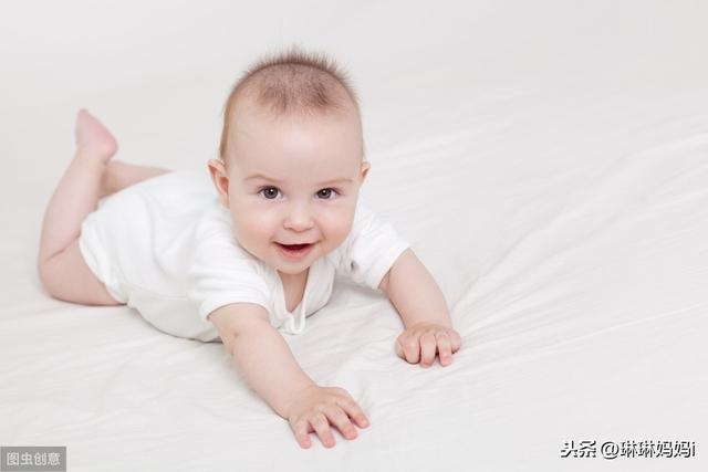 宝宝成长一月哭二月顺口溜,婴儿顺口溜三翻四坐