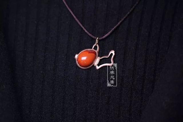 属狗佩戴什么玉石更好，属狗人永远最旺的颜色